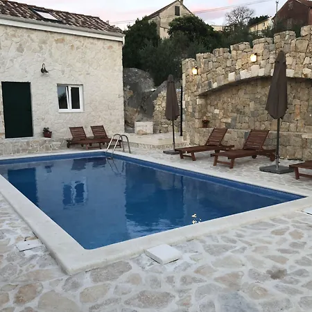 D'oro Gostinjska kuća 4*