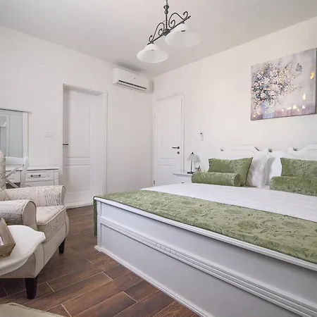 D'oro Πανσιόν Τρογκίρ