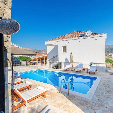 Πανσιόν D'oro Τρογκίρ